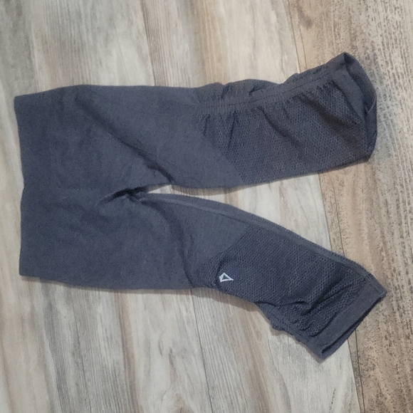LIKE NEW Girls grey cropped Iviva leggings - Picture 3 of 6